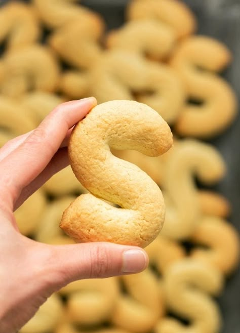 Italian S cookies are super popular breakfast cookies. Learn how to make these traditional Sicilian cookies at home with basic ingredients. Italian S Cookies, Soft Biscotti Recipe, Italian Knot Cookies, Sicilian Cookies, Best Biscuit Recipe, Amaretti Cookies, S Cookies, Italian Cookie Recipes, Italian Breakfast