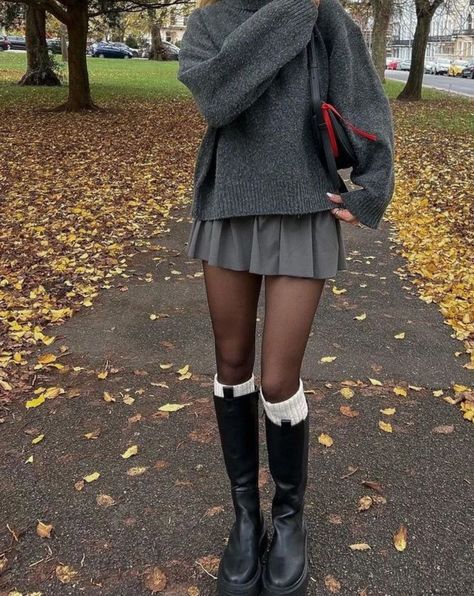 Skirt With Knee High Socks, Outfits With Knee High Socks, Knee Socks Outfits, Outfit Ideas With Boots, Knee High Socks Outfit, Skirts And Boots, Outfit With Boots, High Socks Outfits, Fall Outfit With Boots