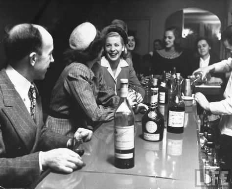 Women's Life in the 1940s | Women in a New York City bar, 1941. Taken by Nina Leen for Life ... 1940s New York, Life Magazine Photos, Nina Leen, Women Truck Driver, New York City Bars, New York People, City Magazine, Charm School, Photos Of Women