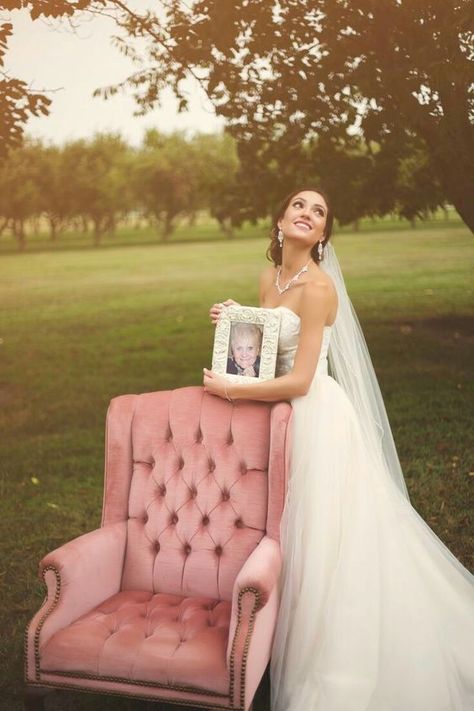 Memorial Wedding Photos, Memorial Wedding Ideas, Wedding Memorial Chair, Memorial Wedding, Vintage Chair, Wedding Picture Poses, Weddings By Color, Future Wedding Plans, Cute Wedding Ideas