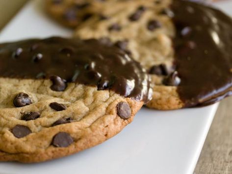 The entertaining experts at HGTV.com share a recipe for ganache-dipped chocolate chip cookies for Valentine's Day. Cookies Receita, Salty Party Snacks, Award Winning Desserts, Dipping Chocolate, Halloween Food Snacks, Hgtv Design, Chocolate Dipped Cookies, Halloween Snack, Easy Christmas Cookie Recipes