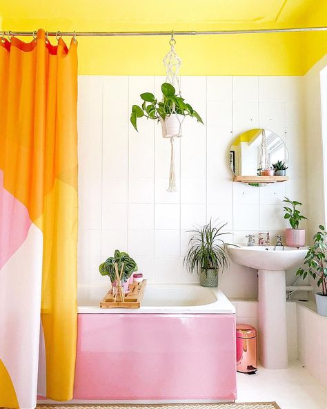 Catherine (@53houseplantsandme) posted on Instagram: “Evening, hope everyone has had a lovely day! If you watched my stories you will have seen I popped over to B and Q today and to the…” • Jul 4, 2020 at 7:01pm UTC Sunny Bathroom, Hanging Plants Ideas, Colourful Bathroom, Yellow Ceiling, Bathroom Transformation, Plants Ideas, Retro Bathrooms, Wallpaper Home Decor, Yellow Bathrooms