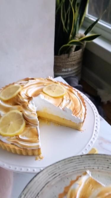 This lemon meringue pie is exquisite. Made with a sablée dough crust, a super creamy and tangy lemon filling and decorated with beautiful Italian meringue. This recipe is a keeper! Tiramisu Cannoli, Pistachio Coffee, Lemon Meringue Pie Recipe, Lemon Meringue Tart, Meringue Pie Recipes, Italian Cream, Italian Meringue, Chocolate Chip Cheesecake, Orange Citrus