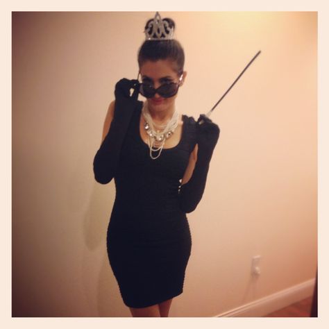 Holly Golightly for Halloween...future halloween costume idea! Easy Last Minute Costumes, Costumes Faciles, Meme Costume, Popular Halloween Costumes, Cheap Halloween Costumes, Diy Costumes Women, Halloween Coustumes, Holloween Costume, Hallowen Costume