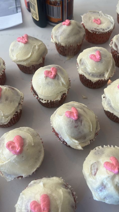 Vanilla Cupcakes Aesthetic, Cupcakes Decoration Aesthetic, Birthday Cupcakes Aesthetic, Heart Shaped Cupcakes, Easy Vanilla Cupcakes, Aesthetic Baking, Heart Cupcakes, Homemade Cupcakes, Gourmet Cupcakes