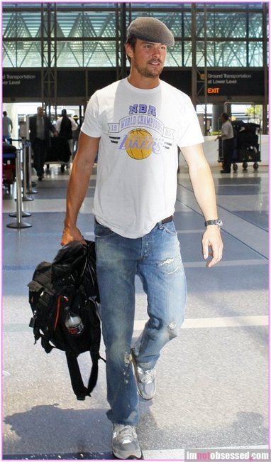 Josh Duhamel and New Balance 992 Men's Running Shoes New Balance 992 Outfit, Mens New Balance Shoes Outfit, Mens New Balance Shoes, Balance Shoes Outfit, New Balance Shoes Outfit, New Balance 992, Sport Shoes Design, Mens New Balance, Adidas Zx Flux