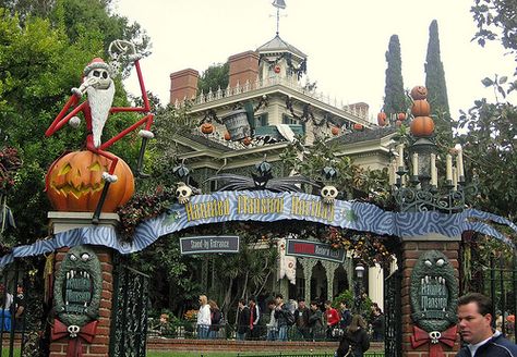 One of my goals in life is to go to Disneyland and see The Haunted Mansion decked out Nightmare Before Christmas style. Nightmare Before Christmas Yard, Christmas Yard Ideas, I Need Vacation, Haunted Mansion Holiday, Christmas Contests, Haunted Mansion Halloween, Haunted Mansion Disneyland, Disneyland Anaheim, Nightmare Before Christmas Decorations