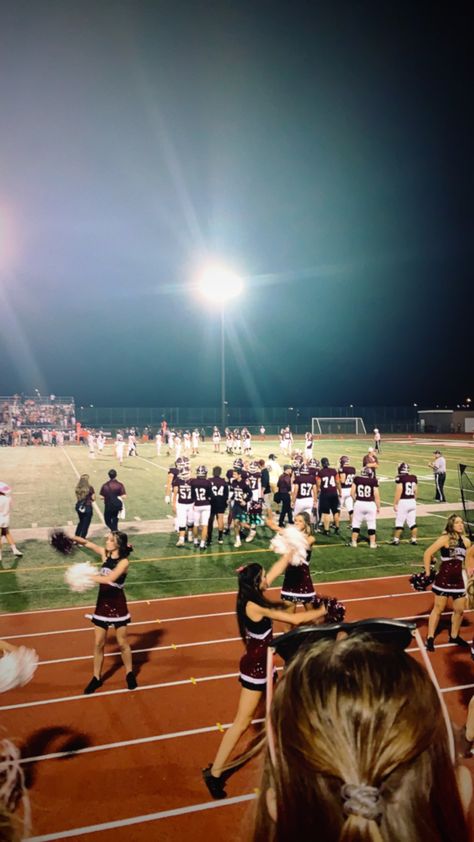 friday night lights high school football senior year aesthetic School Events Aesthetic, School Spirit Aesthetic, Usa High School Aesthetic, Sophmore Year High School Aesthetic, High School Asthetics, Senior Year Vision Board, Freshmen Year Aesthetic, Popular Aesthetic High School, 2000s High School Aesthetic