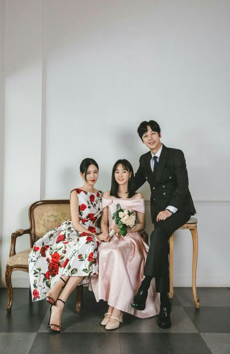 Cheon Seo Jin, Penthouse Drama, Family Photo Studio, Family Photoshoot Poses, Ulzzang Korea, Korean Photo, The Penthouse, Family Picture Poses, Asian Babies