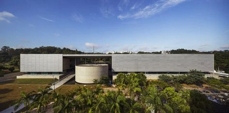 rodrigo mindlin loeb + eduardo de almeida: brasiliana library at USP campus Usp Campus, Library Architecture, Cultural Architecture, Roof Structure, Brutalist Architecture, Library Design, Green Landscape, Wall Systems, Site Plan