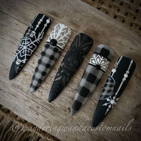 Black Christmas Nails Stiletto, Nails Black Christmas, Skull Christmas Nails, Black Nails With Snowflakes, Black Sweater Nails, Nail Designs 2023 Winter, Black Christmas Nails Acrylic, Christmas Black Nails, Christmas Goth Nails