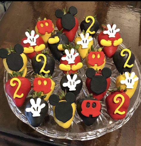 Mickey Mouse Strawberries, Mickey Mouse Strawberries Chocolate Covered, Mickey Mouse Cakesicles Ideas, Mickey Mouse Chocolate Strawberries, Minnie Mouse Strawberry Covered, Strawberry Mickey Mouse, Mickey Mouse Chocolate Covered Oreos, Mickey Mouse Cookies, Mickey Clubhouse