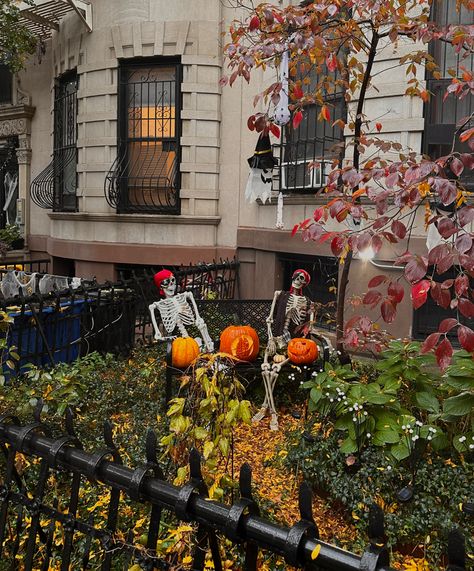 Fall In New York City, Brooklyn Apartments, Halloween In New York, Nyc Autumn, Fall Aesthetic Pictures, Fall In New York, Hygge Autumn, Halloween Usa, New England Aesthetic