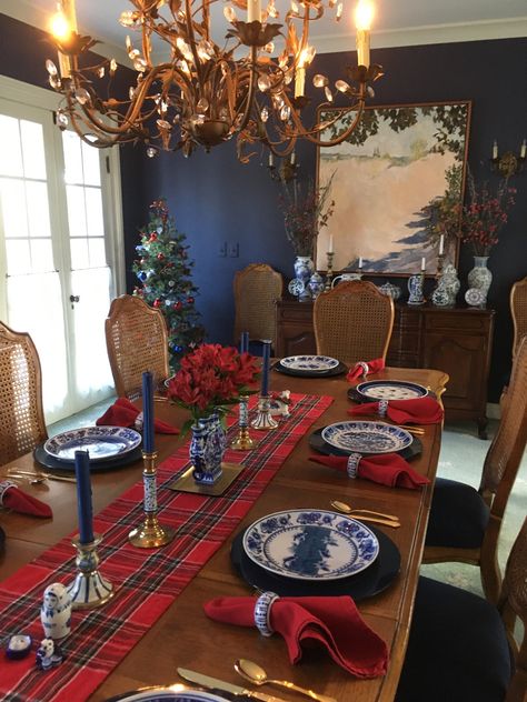 Red Plaid and blue and white Christmas Christmas Table Decorations Ideas, Christmas Dinner Table Settings, Table Decorations Ideas, Christmas Table Decorations Diy, Blue Christmas Decor, Christmas Dining Table, Christmas Dining Room, Christmas Planters, Christmas Dinner Table