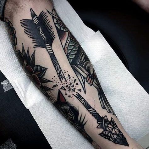 30 Broken Arrow Tattoo Designs For Men - Sharp Ink Ideas Mens Arrow Tattoo, Berg Tattoo, Tattoo Arrow, Targaryen Tattoo, Arrow Tattoo Design, Neotraditional Tattoo, Native Tattoos, Art Flash, Dragon Tattoo For Women