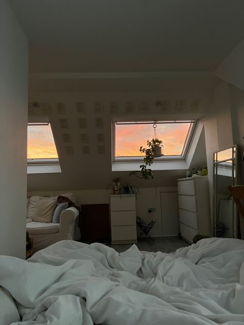 Small Bedroom With Skylight, Split Room Aesthetic, Tilted Roof Bedroom, Cozy Attic Bedroom Ideas, Under The Roof Room, Simple Attic Bedroom Ideas, Big Attic Bedroom Ideas, Cozy Attic Bedroom Slanted Walls, Loft Room Aesthetic