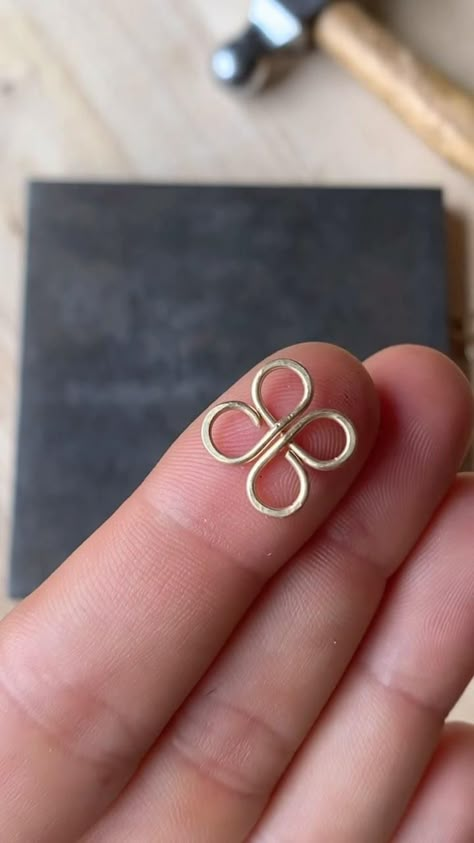 handmade brass wire earrings tutorial ⛓️🔨 I’ve been making many brass earrings in preparation for my first of five upcoming vendor events this month I’m trying to have as much variety as I can, including more simple designs like this one!! Feel free to check out my available work on my website :) • • • • • • #brassjewelry #brassearrings #crystaljewelry #wirewrapping #wirejewelry #wirewrappedjewelry #brasswire #jewelryartist #wireart #brass #crystalearrings #copperwirejewelry #handmadeearrin... Artistic Wire Jewelry, Wire Bending Jewelry Tutorials, Wire Work Earrings, Making Stud Earrings, Handmade Earrings Design, How To Diy Jewelry, Brass Wire Jewelry, Diy Dainty Earrings, How To Make Gold Jewelry