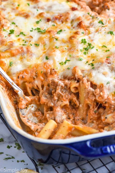 This Baked Ziti with sausage is amazing comfort food. Your whole family will love this delicious baked pasta, and you will love that it can be made in advance! Baked Ziti With Meat, Ziti With Sausage, Baked Ziti With Ricotta, Baked Spaghetti And Meatballs, Baked Ziti With Sausage, Ziti Pasta, Ziti Recipes, Chicken Noodle Casserole, Baked Ziti Recipe