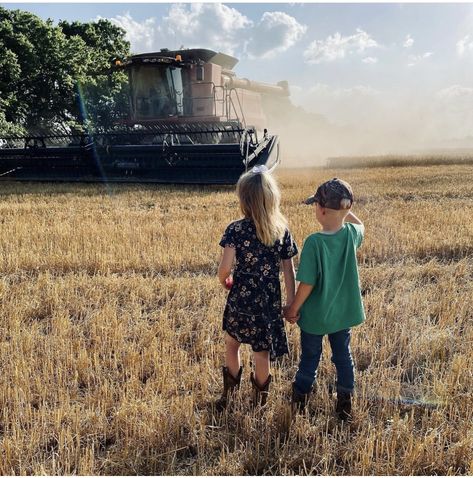 Farm Picture Ideas, Harvest Photos, Homestead Mom, Farm Family Pictures, Farm Picture, Toy Pictures, Harvest Farm, Proposal Pictures, Farm Pictures