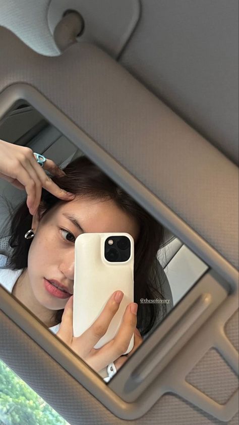 Iphone 15 Mirror Selfie, Iphone 13 Mirror Selfie, Iphone Selfies, Kim Doyeon, Korean Accessories, Iphone Obsession, Apple Phone Case, Iphone Accessories, New Phones