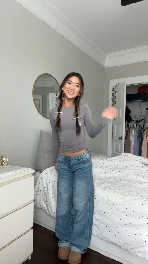 Back To School Outfits Low Rise Jeans, Cool Cute Outfits, Blue Low Rise Jeans Outfit, Back To School Fits College, Teen Date Outfits, Sophomore Year Outfits, Low Rise Fits, Blue Sweater With Jeans, Lauren Kim Outfits