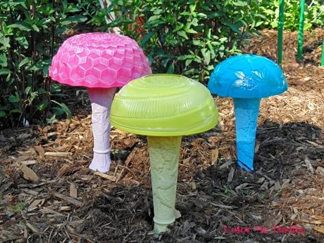 DIY garden mushrooms with repurposed bowls and vases Ceiling Fan Dragonfly, Diy Garden Mushrooms, Paint Stick Flag, Fun Garden Projects, Chalk Spray Paint, Matte Spray Paint, Weathered Oak Stain, Lamp Planters, Garden Mushrooms