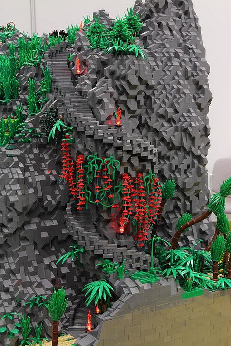 Montaña con escaleras Lego Lego Spiral Staircase, Lego Tree, Lego Poster, Big Lego, Lego Sculptures, Lego Display, Lego Diy, Amazing Lego Creations, Lego Craft