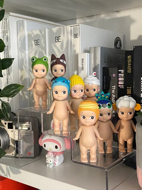 sonny angels smiski figures figurines aesthetic cute deco decor stickers sooang thence shelf inspo room minimalist Sonny Angel Shelf, Figurines Aesthetic, Sonny Angel Display Ideas, Miriam Core, Smiski Figures Aesthetic, Smiskis Figures, Smiski Figures, Sonny Angel Display, Sonnys Angels