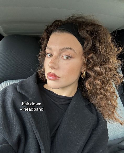 Curls And Headband, Zig Zag Headband Curly Hair, Curly Hair With Barrettes, Curly Hair And Headbands, Headband On Curly Hair, Headband With Curly Hair, Curly Headband Hairstyles, Curly Hair Headband Styles, Curly Hair With Headband