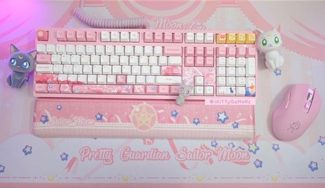 Sailor Moon Keyboard, Sailor Moon Gaming Setup, Pink Anime Gaming Setup, Kawaii Gaming Setup Purple, Pink Gaming Keyboard, Pink Mechanical Keyboard, Gamer Setup, Key Cap, Video Game Room Design