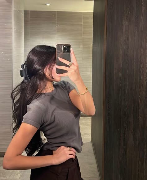 Hshadyyy on ig #longhair #longhairstyle #healthyhair #darkhairstyles #hairclip #hairclipstyles #clawcliphairstyle #mirrorselfies #casualstyle #casualoutfit Mode Inspo, Dream Hair, A Mirror, Insta Photo Ideas, Brunette Hair, Aesthetic Hair, Pretty Hairstyles, Hair Goals, Hair Looks