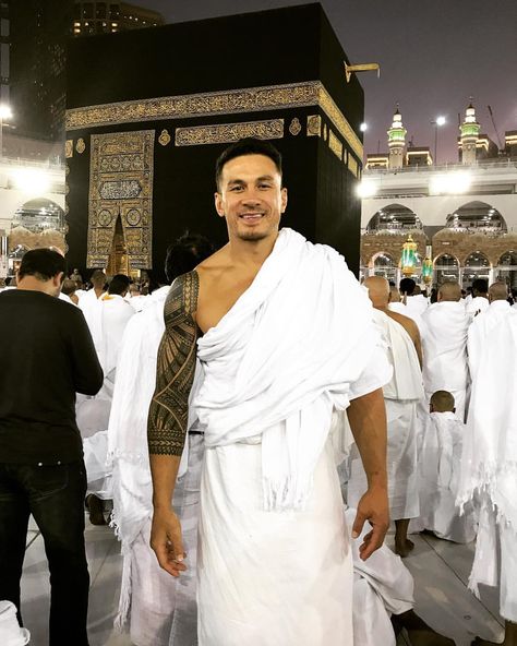 180.8k Likes, 6,164 Comments - Sonny Bill Williams (@sonnybillwilliams) on Instagram: “Umrah 2018. Peace & ❤️ my friends” Sonny Bill Williams Tattoo, Sonny Bill Williams, Thank You Allah, Face Male, New Zealand Rugby, Celebrity Bodies, Blackout Tattoo, Wrist Tattoos For Guys, Samoan Tattoo