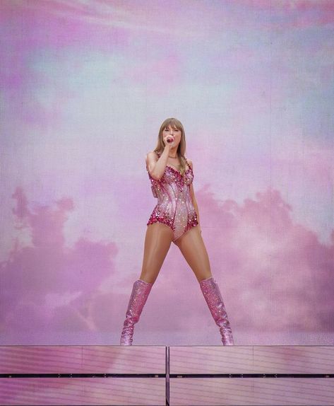 Cute Taylor Swift Wallpaper, Lover House Taylor Swift, Eras Tour Photos, Cute Taylor Swift, Lover Bodysuit, Taylor Swift Taylor Swift, Taylor Swift Fotos, Taylor Core, Taylor Swift Images