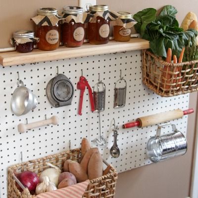 11 Genius Ways to Organize With Pegboards Pegboard Design, Pegboard Kitchen, Pegboard Ideas, Pegboard Garage, Open Pantry, Peg Boards, Pegboard Storage, Pegboard Organization, Kitchen Clutter