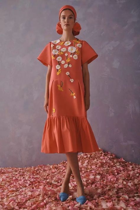 Look 31 Carolina Herrera Bridal, Grace Elizabeth, Resort 2020, Orange Aesthetic, Retro Mode, 2018 Fashion, 2020 Fashion, Fashion Tips For Women, Fashion 2020