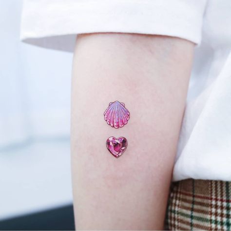 Princess Bubblegum on Instagram: “Repost via @heemee.tattoo  #tattoo #minimalisttattoos #minimalisttattoo #seashelltattoo #hearttattoo #pinktattoo #jeweltattoo #cute #pretty…” Opal Tattoo, Shell Tattoo, Seashell Tattoos, Shell Tattoos, Jewel Tattoo, Pink Tattoo, Geniale Tattoos, Little Tattoos, Trendy Tattoos