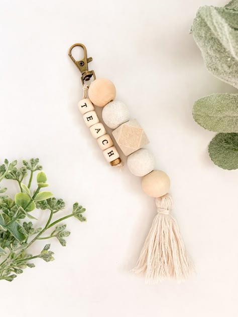 Keyholders Diy Cute Ideas, Tassen Hanger, Wooden Beads Jewelry, Key Chains Diy, Polymer Clay Beads Diy, Mooresville North Carolina, Wood Beads Diy, Clay Keychain, Bead Keychain