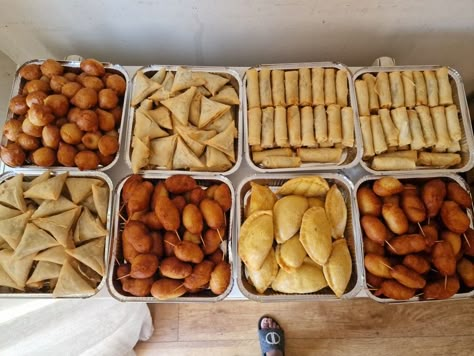 Nigerian Party Food Buffet, Samosa Platter, Gala Food, Nigerian Snacks, Small Chops, Amazing Food Platters, Africa Food, Amazing Food Decoration, Party Food Buffet