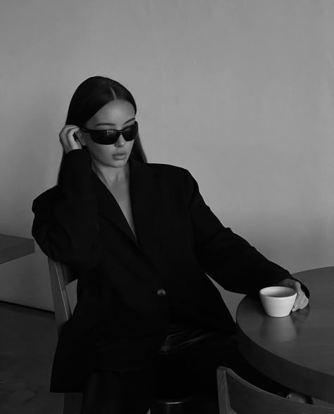 Rich Girl Aesthetic, Shotting Photo, Dark Feminine Aesthetic, Instagram Feed Inspiration, Model Poses Photography, Classy Aesthetic, Photography Poses Women, Feminine Aesthetic, Branding Photoshoot