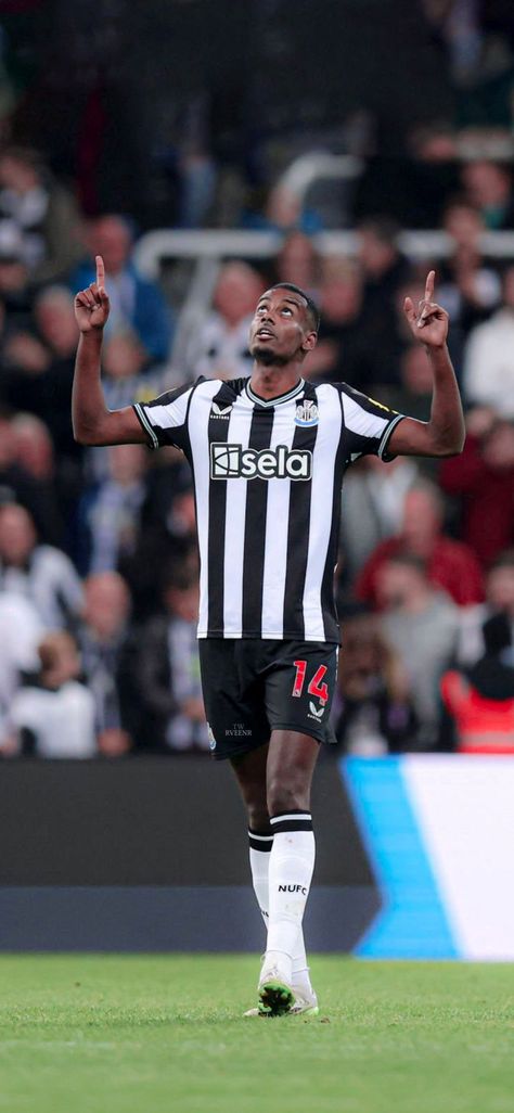 Isak Newcastle, Wallpaper Football Players, Alexander Isak, Newcastle Football, Newcastle United Football, Wallpaper Football, Carabao Cup, Soccer Photography, United Wallpaper