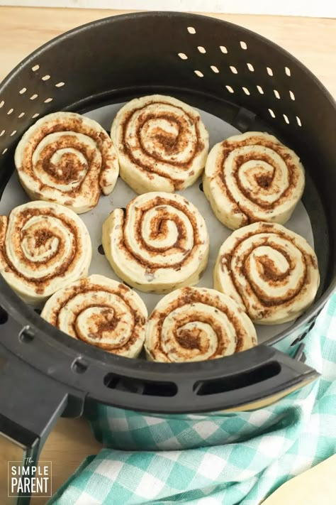 Air Fryer Mini Cinnamon Rolls, Airfry Pillsbury Cinnamon Rolls, Airfryer Pillsbury Biscuits, Cinnamon Roll Air Fryer Recipes, Cinnamon Buns In Air Fryer, Air Fryer Recipe Ideas, Air Fryer Cinnamon Roll Donut Recipes, Canned Cinnamon Roll Air Fryer, Air Fryer Recipes Cinnamon Rolls