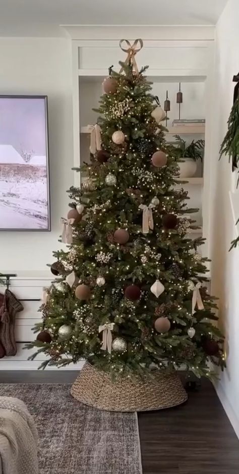 Christmas Tree White And Beige, Christmas Tress Aesthetic, Brown Tree Aesthetic, Brown Tones Christmas Tree, Brown Tree Christmas, Green Brown Cream Christmas, Christmas Tree Minimalist Decor, Tan Christmas Tree Decor, Brown Green Christmas Decor