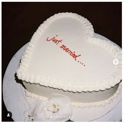 Wedding Cake 2024, Wedding Cake Vintage, Wedding Planning App, Heart Shaped Wedding Cakes, Heart Wedding Cake, Heart Wedding Cakes, Wedding Planning Apps, Mini Wedding Cakes, Summer Wedding Cakes