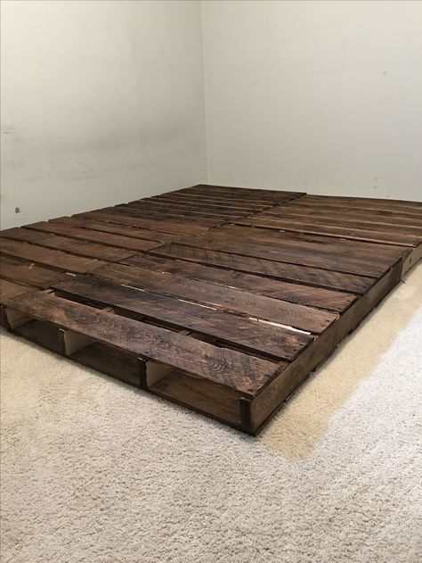 Queen Size Pallet Bed Frame Diy, Diy Pallet Bed Ideas, River Bedroom, Corner Bed Ideas, Pallet Platform, Homemade Bed Frame, Pallet Platform Bed, Pallet Bed Frame Diy, Homemade Beds