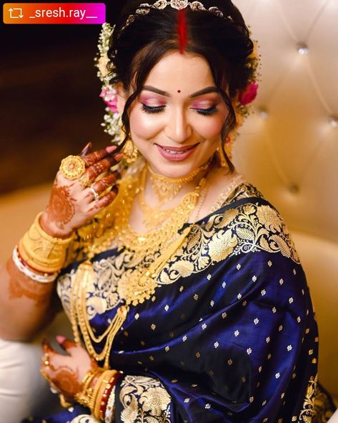 Reception Look For Bengali Bride, Bengali Wedding Reception Look, Reception Look Bengali Bride, Bengali Bride Kolka Design, Bengali Jewellery Traditional, Bengali Bridal Jewellery Gold, Reception Look Bride Indian Saree, Bengali Bride Saree, Bengali Reception Look