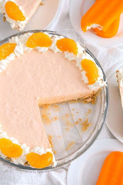 Creamsicle Pie is easy no bake dessert with creamy whipped topping and orange jello. This pie can be served soft or can be frozen! Creamsicle Jello, Creamsicle Pie, Orange Pie, Homemade Funnel Cake, Weight Watcher Desserts, Recipe Strawberry, Jello Shot, Easy Pie Recipes, Low Carb Dessert