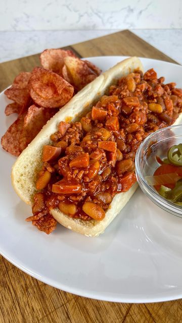 CELINA | RECETAS DELICIOSAS on Instagram: "Me han pedido mucho mi receta para chili dogs! Así que aquí la tienen ❤️ Es un platillo clásico en las piñatas aquí en Monterrey, pero resulta que los adultos ansiamos comerlos igual o más que los niños 😂. Creo que el éxito de éste platillo es su sabor “Sweet and spicy”. Queda adictivo! Si no les gustan los platillos dulzones, cambien la salsa catsup por puré de tomate y listo! Yo usé chorizo de cerdo que compré en la Carretera Nacional, pueden usar el Chili Dogs Receta, Chasing Cars, Fish And Chicken, Chili Dogs, Chili, Meat, Fish, Chicken, On Instagram