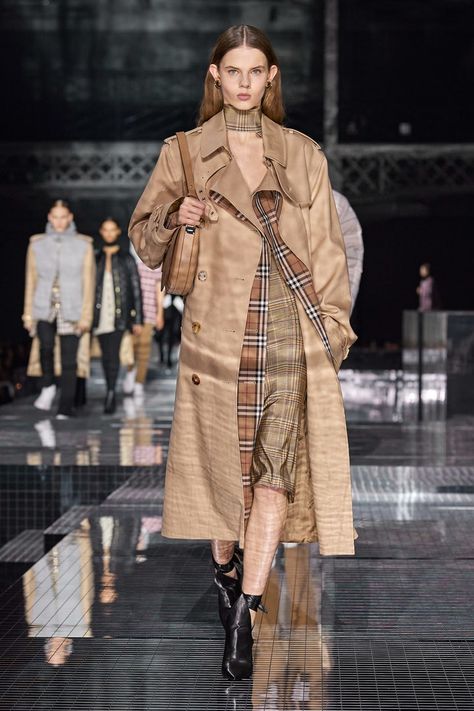 Burberry Herbst/Winter 2020-2021 Ready-to-Wear - Fashion Shows | Vogue Germany London Fashion Weeks, Luxury Outerwear, Burberry Coat, Burberry Trench, Burberry Trench Coat, Burberry Prorsum, Vogue Germany, Vogue Russia, Irina Shayk