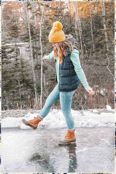 Looking for the perfect winter camping outfit ideas? Stay warm and stylish with these 10 essential looks! From cozy layers to insulated boots, we've got you covered for your next outdoor adventure. Don't let the cold weather stop you from exploring - embrace it with these trendy and functional outfits. Get ready to conquer the winter wilderness in style! Grey Beanie Outfit Winter Style, Maine Womens Fashion, Fall Beanie Outfits For Women, Winter Outfits With Hats Beanies, Cute Beanie Outfits Winter Casual, Toboggan Outfit, Alaskan Outfits Winter, Maine Outfits Winter, Light Blue Beanie Outfit