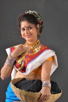 Koli (coastal maharashtrian /Goan fisherwomen) bride Kashta Saree, Marathi Bride, Nauvari Saree, Wedding Couple Photos, Wedding Photos Poses, Indian Wedding Dress, Beautiful Smile Women, Saree Styles, Indian Beauty Saree